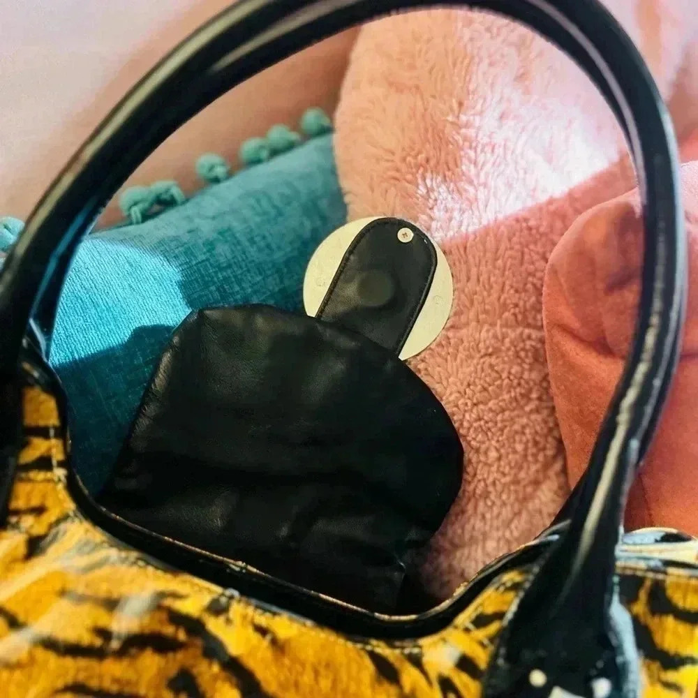 CHARM AND LUCK HANDBAG  GENUINE PATENT LEATHER, PINK SATIN INTERIOR. - Picture 5 of 13